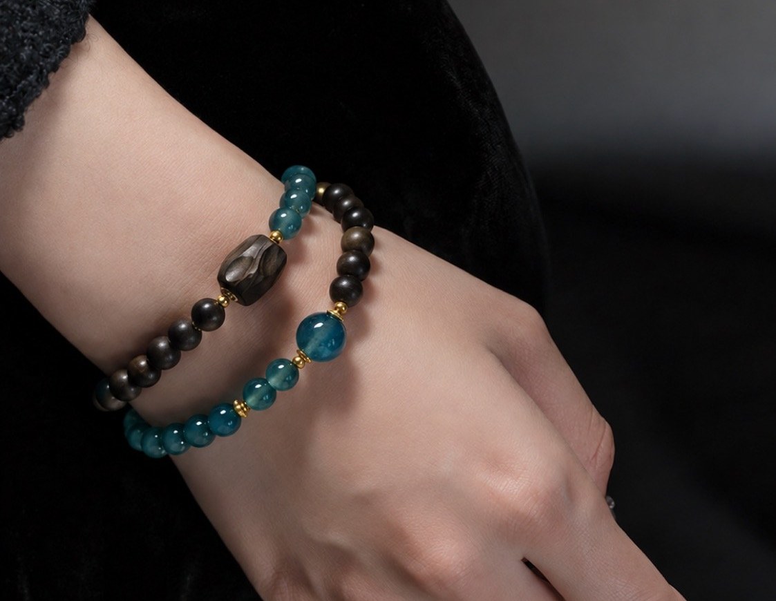 No. 07 on the wrist: a larger blue bead and a dark shaped bead among round beads